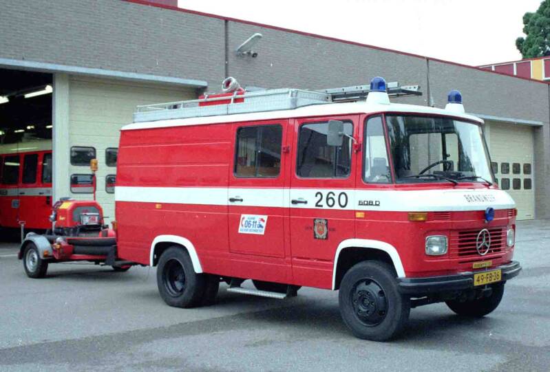 Kenteken: 49-FB-36 Roepnummer: 260 Type voertuig: SL / PM6 Merk &amp; Type: Mercedes Benz L608D29 Opbouw: Bouwjaar: 1978 In dienst: 1978 Uit dienst: 19... Na 1994 tbv de jeugdbrandweer