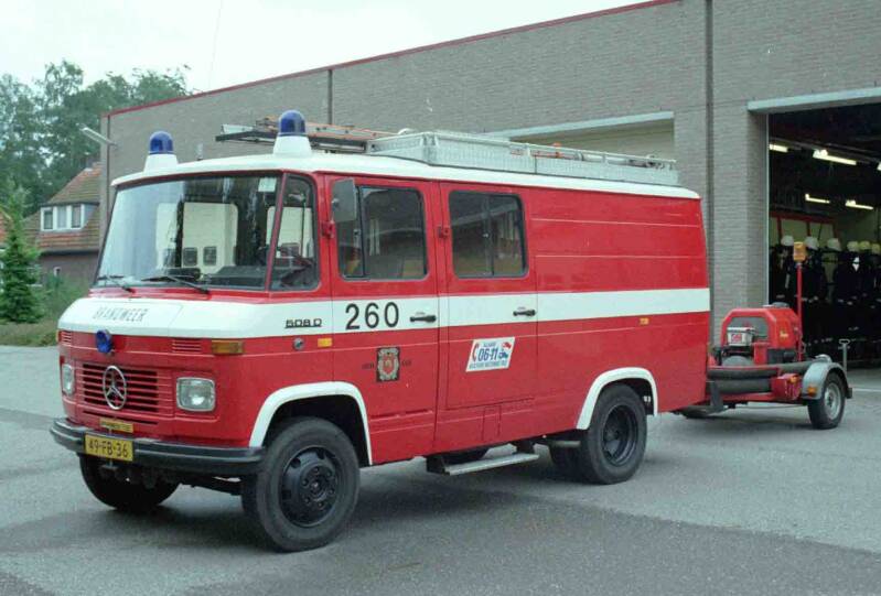 Kenteken: 49-FB-36 Roepnummer: 260 Type voertuig: SL / PM6 Merk &amp; Type: Mercedes Benz L608D29 Opbouw: Bouwjaar: 1978 In dienst: 1978 Uit dienst: 19... Na 1994 tbv de jeugdbrandweer