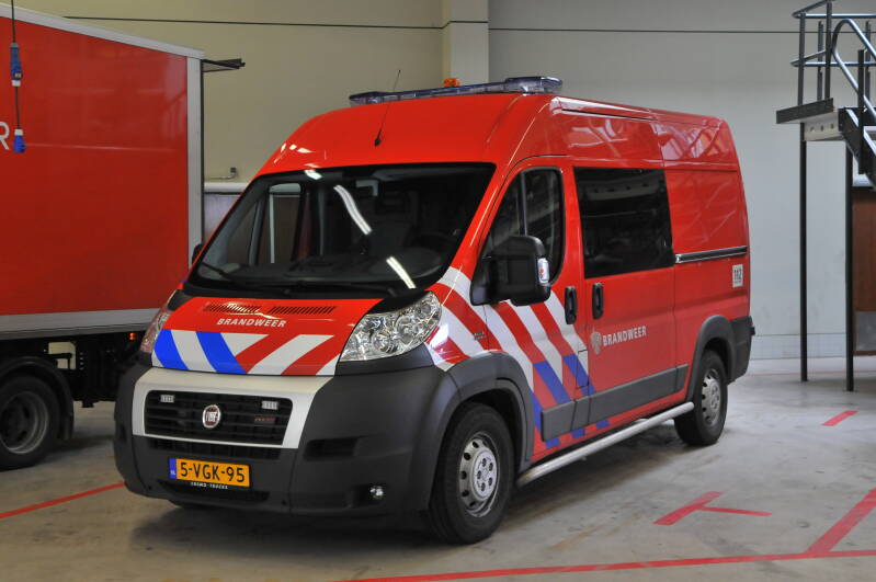Kenteken: 6-VGH-78 Roepnummer: 216 Type voertuig: DV-LO / AB Merk &amp; Type: Fiat Ducato 35L-Grand Volume D Opbouw: Bouwjaar: 2010 In dienst: 2010 Uit dienst: 2020. Regionaal inzetbaar.