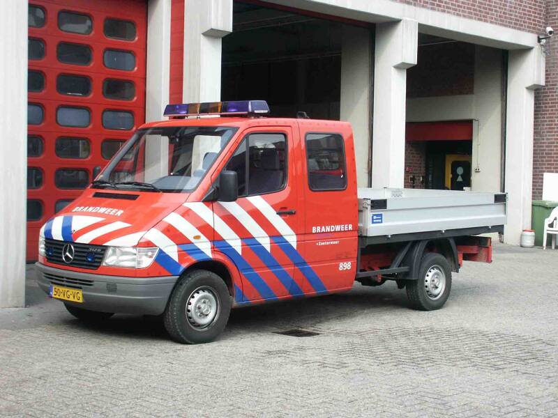 Kenteken: 50-VG-VG Roepnummer: 898 Type voertuig: PM6 (VW) Merk &amp; Type: Mercedes Benz 312FD PickUp Opbouw: Bouwjaar: 1999 In dienst: 1999 Uit dienst: 2005. 