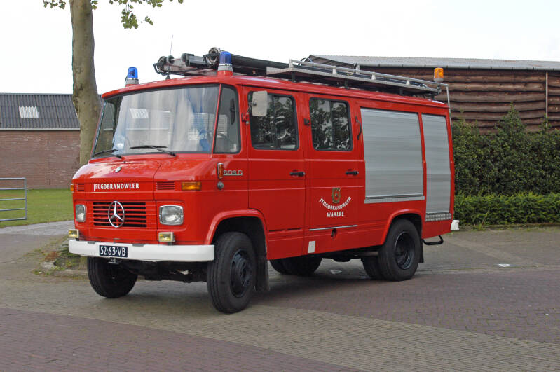 Kenteken: 52-63-VB Type voertuig: TS9 LD….HD…T800 Merk &amp; Type: Mercedes Benz LF608D.. Opbouw: den Hartog-Ziegler Bouwjaar: 1977 In dienst: 2003.  Opmerkingen: Tbv de jeugdbrandweer, overgenomen van bedrijfsbrandweer Grote Beek te Eindhoven.