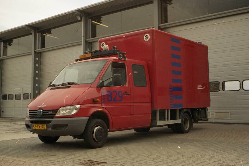 Kenteken: 56-VX-KD Roepnummer: B29 Type voertuig: PM6 Merk &amp; Type: Mercedes Benz 413-40CDi[Sprinter] Opbouw: dHollandia Bouwjaar: 2001 In dienst: 2001 Uit dienst: 2006 Standplaats: Schiphol - Sloten (gem Haarlemmermeer)