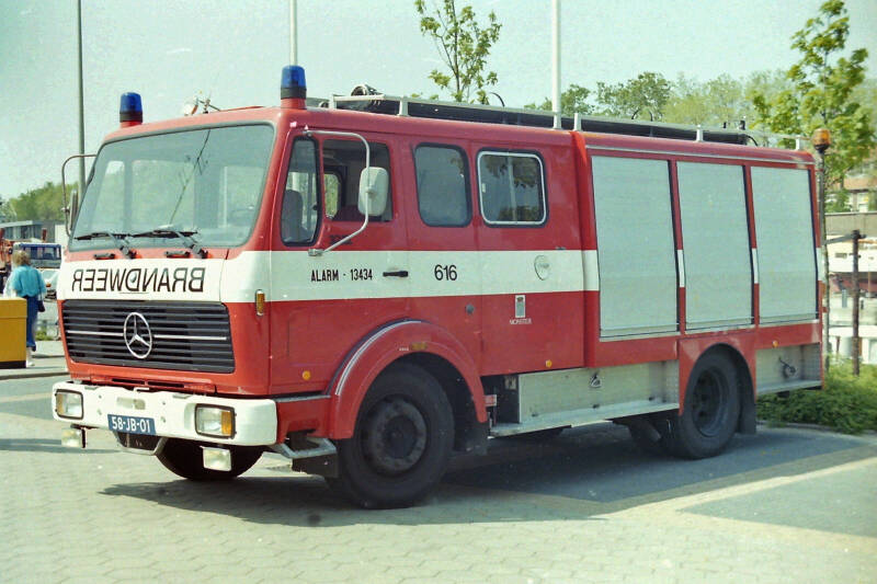 Kenteken: 58-JB-01 Roepnummer: 616 > 534 Type voertuig: TS9 LD2800 HD300 T1500 Merk &amp; Type: Mercedes Benz 1017F36 Opbouw: Touw-Bikkers Bouwjaar: 1979 In dienst: 1979 Uit dienst: 1994. Geëxporteerd naar: Denemarken (Marstal)