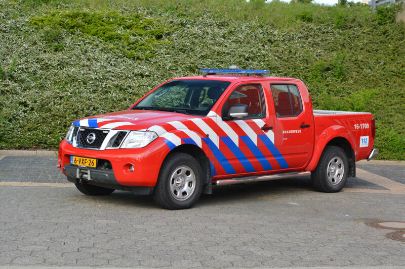 Kenteken: 6-VXF-26 Roepnummer: 66-671 > 16-1709 Type voertuig: PM5 Merk &amp; Type: Nissan Navara-PickUp 2,5D Opbouw: Bouwjaar: 2012 In dienst: 2012 Uit dienst:. Verkenningsvoertuig bij duinbranden.