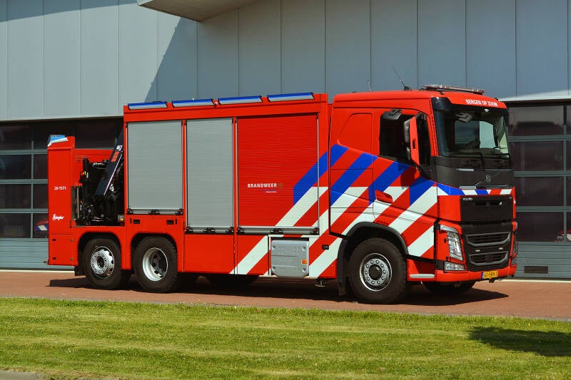 Kenteken: 60-BRN-3 Roepnummer: 20-1571 Type voertuig: HV-KR Merk &amp; Type: Volvo FH460(6x2) Opbouw: Ziegler Brandweertechniek-Hiab Bouwjaar: 2021 In dienst: 2021 Uit dienst: