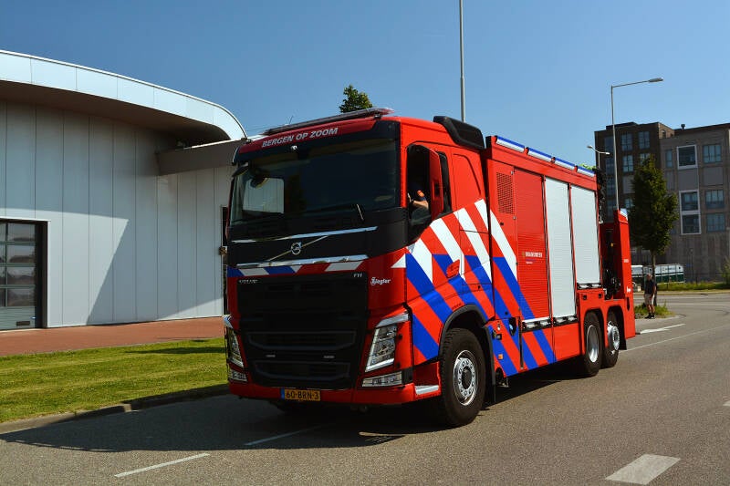 Kenteken: 60-BRN-3 Roepnummer: 20-1571 Type voertuig: HV-KR Merk &amp; Type: Volvo FH460(6x2) Opbouw: Ziegler Brandweertechniek-Hiab Bouwjaar: 2021 In dienst: 2021 Uit dienst: