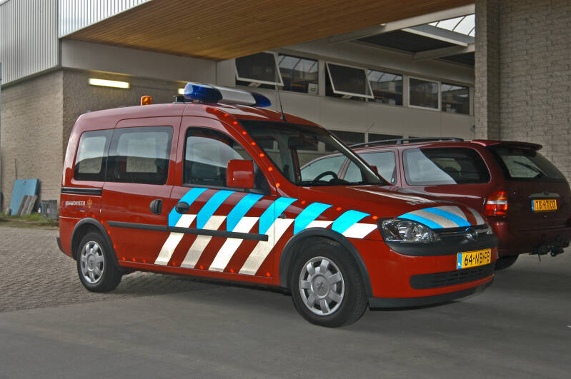 Kenteken: 64-NB-FB Roepnummer: 66-679 > 16-106 Type voertuig: PM2 Merk &amp; Type: Opel Combo C Tour 1.6SE Opbouw: Bouwjaar: 2003 In dienst: 2003 Uit dienst: 2012
