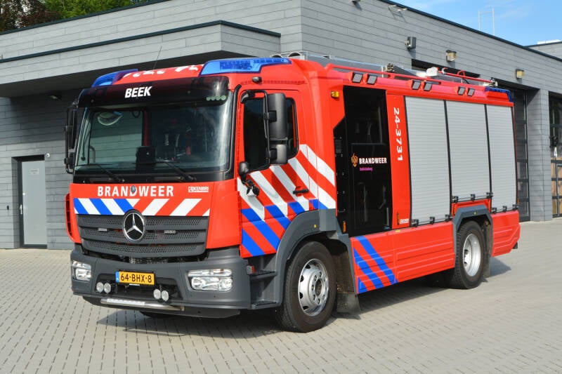 Kenteken: 64-BHX-8 Roepnummer: 24-3731 Type voertuig: TS7 LD3000 HD250 T2500/200 Merk &amp; Type: Mercedes Benz 1529F38[Atego] Opbouw: Kenbri-Rosenbauer Bouwjaar: 2017 In dienst: 2017 Uit dienst: