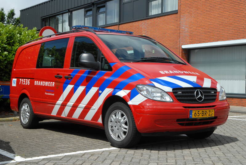 Kenteken: 65-BR-ZJ Roepnummer: 71-536 > 15-6890 Type voertuig: PM6 Merk &amp; Type: Mercedes Benz 115CDi[Vito] Opbouw: Bouwjaar: 2005 In dienst: 2005 Uit dienst: 201. Standplaats: Naaldwijk. Opmerkingen: Naar Flora Aalsmeer (13-8101) 