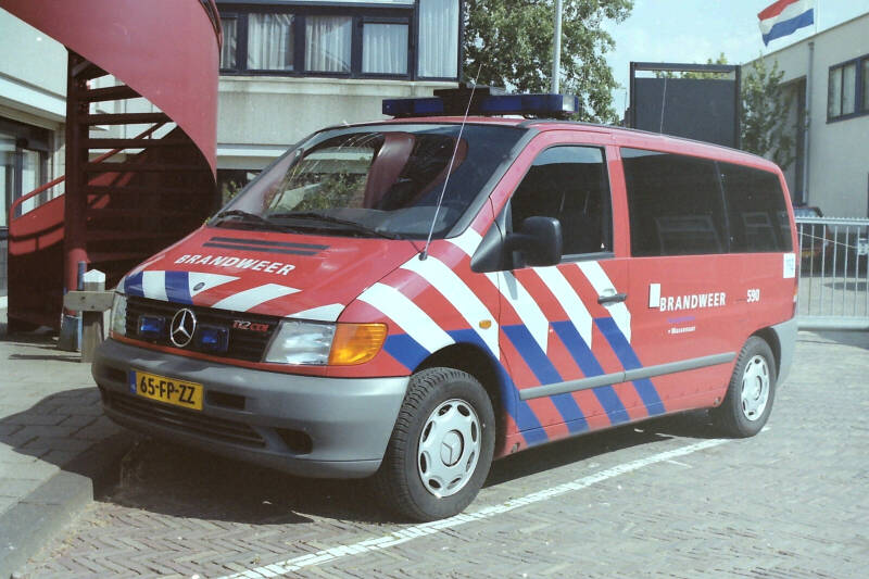 Kenteken: 65-FP-ZZ Roepnummer: 590 Type voertuig: DA-OD / VC-3 Merk &amp; Type: Mercedes Benz 112CDi [Vito] Opbouw: Bouwjaar: 2000 In dienst: 2000 Uit dienst: 2005.Opmerkingen: > regionale Brandweer Haaglanden. 