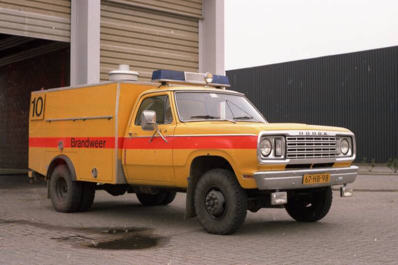 Kenteken: 67-HB-98 Roepnummer: 10 Type voertuig: SAV-RIV Merk &amp; Type: Dodge W400-Powerwagon Opbouw: Kronenburg Bouwjaar: 1979 In dienst: 1979 Uit dienst: 1986 Standplaats: Schiphol (Gem.Haarlemmermeer). Opmerkingen: Naar Risc-Rotterdam.