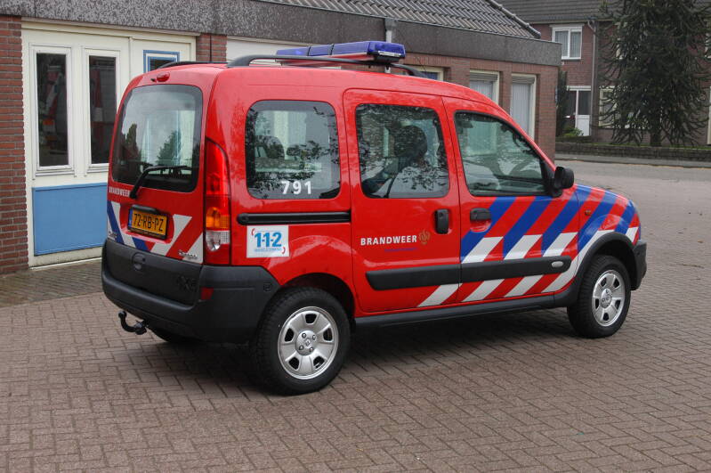Kenteken: 72-RB-PZ Roepnummer: 81-791 > 22-5025 Type voertuig: DAT-WVD Merk &amp; Type: Renault Kangoo 1,9DC Opbouw: Bouwjaar: 2005 In dienst: 2005. Regionaal voertuig.