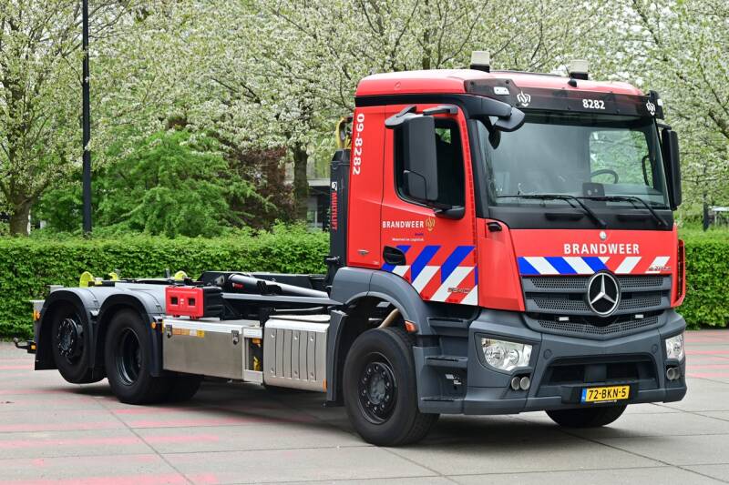Kenteken: 72-BKN-5 Roepnummer: 09-9082 > 09-8282 Type voertuig: HA Merk &amp; Type: Mercedes Benz 2840LENA565(6x2)[Antos] Opbouw: Multilift Bouwjaar: 2018 In dienst: 2018 Uit dienst: Standplaats: Leidsche Rijn