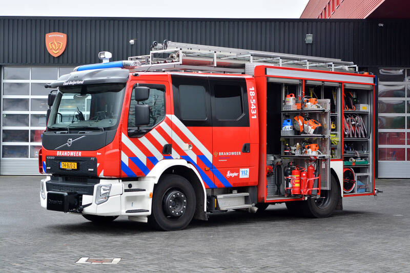 Kenteken: 74-BJS-2 Roepnummer: 18-5431 Type voertuig: TS7 LD3000 HD265 T3000 Merk &amp; Type: Volvo FE320 Opbouw: Ziegler Brandweertechniek Bouwjaar: 2017 In dienst: 2019 Uit dienst:  . Afkomstig van Schoonrewoerd.