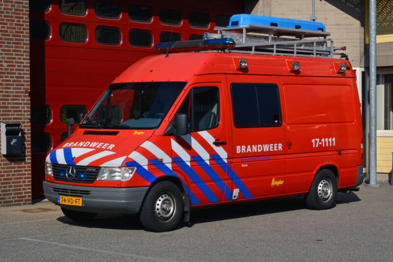 Kenteken: 74-VD-FT Roepnummer: WO33-1 > 17-1111 Type voertuig: WO Merk &amp; Type: Mercedes Benz 312FD35[Sprinter] Opbouw: Ziegler Brandweertechniek Bouwjaar: 1999 In dienst: 1999 Uit dienst: 2018