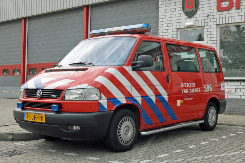 Kenteken: 75-JH-PK Roepnummer: 596 Type voertuig: DA-OD Merk &amp; Type: Volkswagen Transporter T4-KombiTDi Opbouw: Bouwjaar: 2002 In dienst: 2002 Uit dienst: 2010. Opmerkingen: Tbv OvD rayon Noord.