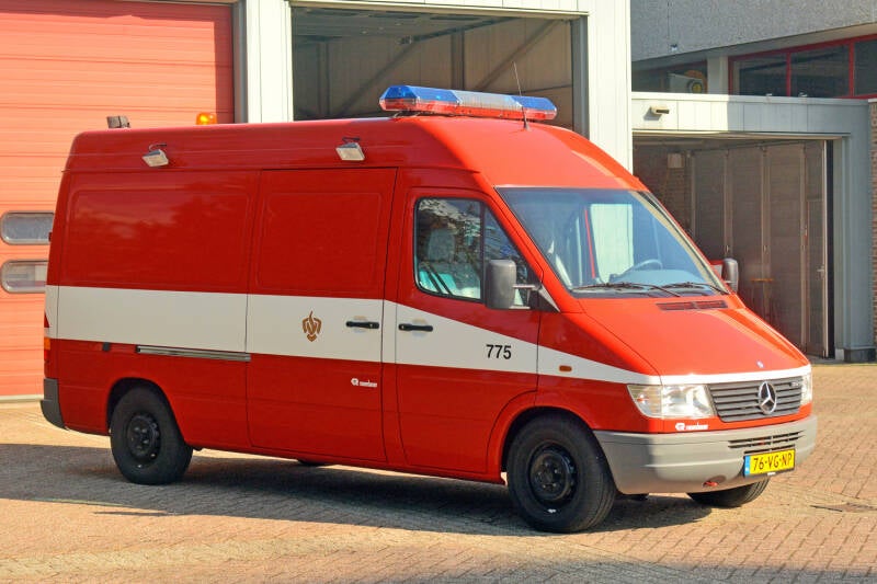 Kenteken: 76-VG-NP Roepnummer: 775 Type voertuig: GM3 Merk &amp; Type: Mercedes Benz 312D35[Sprinter] Opbouw: Rosenbauer Bouwjaar: 1999 In dienst: 1999 Uit dienst: Standplaats: Oss - Moleneind