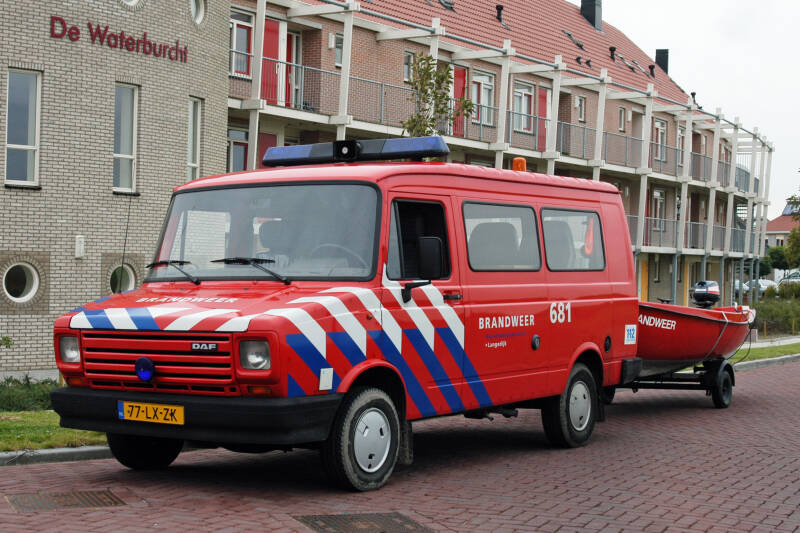 Kenteken: VP-02-XL > 77-LX-ZK Roepnummer: LDK681 Type voertuig: DB Merk &amp; Type: DAF VS428EN290-Combi Opbouw: Bouwjaar: 1991 In dienst: 2006 Uit dienst: 2006 Standplaats: Zuid Scharwoud.Opmerkingen: Tot 2006 gestationeerd te Noord Scharwoude. 