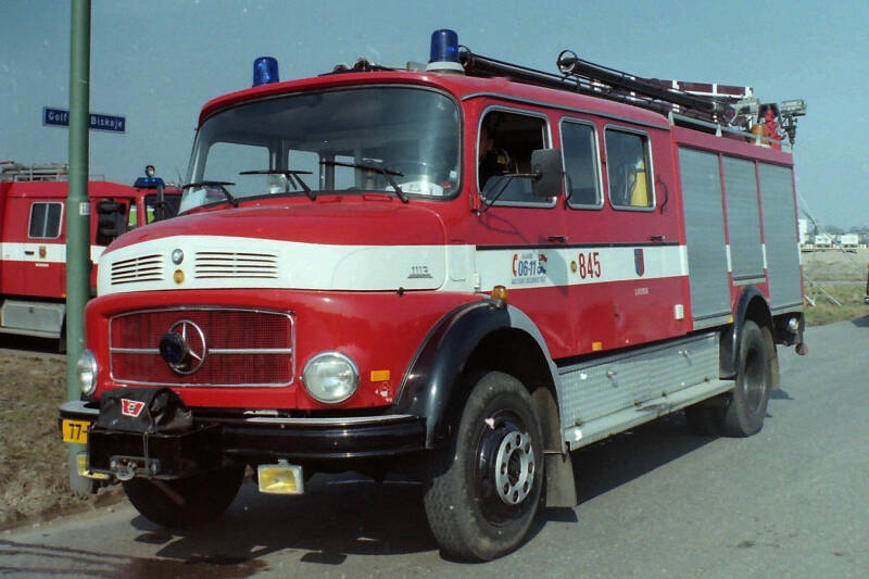 Kenteken: 77-PB-10 Roepnummer: 845 Type voertuig: TS11 LD2800 HD280 T2400 Merk &amp; Type: Mercede Benz LAF1113-42 Opbouw: den Hartog-Ziegler Bouwjaar: 1980 In dienst: 1980 Uit dienst: 1996.  Geëxporteerd naar: Argentinië (Exaltación de la Cruz)