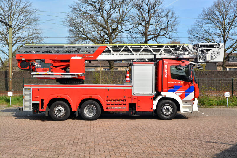 Kenteken: 77-BTT-5 Roepnummer: 09-8152 Type voertuig: AL-K30 Merk &amp; Type: Mercedes Benz 1630F46(6x2)[Atego] Opbouw: Hilton-Magirus Bouwjaar: 2023 In dienst: 2023 Uit dienst: 2023. Naar Amersfoort.