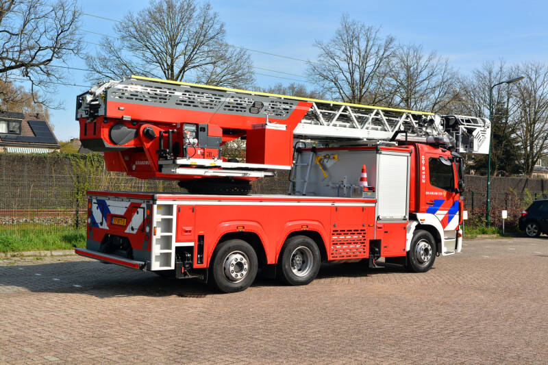 Kenteken: 77-BTT-5 Roepnummer: 09-8152 Type voertuig: AL-K30 Merk &amp; Type: Mercedes Benz 1630F46(6x2)[Atego] Opbouw: Hilton-Magirus Bouwjaar: 2023 In dienst: 2023 Uit dienst: 2023. Naar Amersfoort.