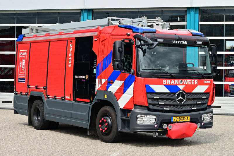 Kenteken: 79-BXD-3 Roepnummer: 25-5133 Type voertuig: TS7 LD3500 T2000 Merk &amp; Type: Mercedes Benz 14530F38[Atego] Opbouw: Kenbri-Rosenbauer Bouwjaar: 2023 In dienst: 2023 Uit dienst: