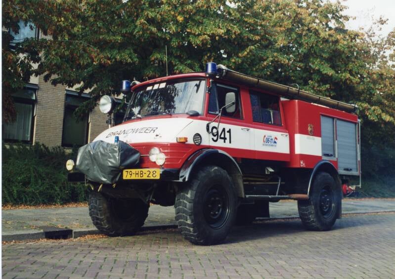 Kenteken: 79-HB-28 Roepnummer: 740 > 941 Type voertuig: TS5 LD2000 HD380 T1000 Merk &amp; Type: Mercedes Unimog U1300 Opbouw: den Hartog-Ziegler Bouwjaar: 1978 In dienst: 1978. Uit dienst: 1998. Naar brandweer 's Gravenhage als duinvoertuig  