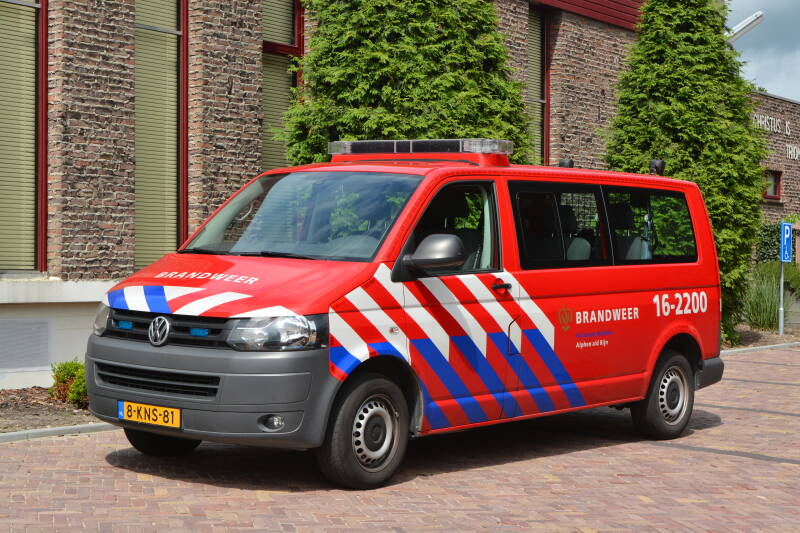 Kenteken: 8-KNS-81 Roepnummer: 16-2200 Type voertuig: DB Merk &amp; Type: Volkswagen Transporter T5-Kombi 2,0TDi Opbouw: DRV Bouwjaar: 2013 In dienst: 2013 Uit dienst: 2016.  Naar regionaal oefencentrum ROB-Waddinxveen