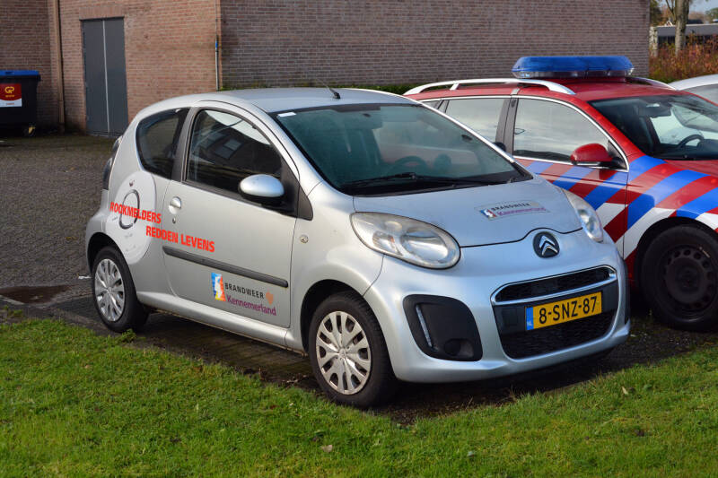 Kenteken: 8-SNZ-87 Roepnummer: DA24 > 8015 Type voertuig: DA-PR Merk &amp; Type: Citroën C1 Opbouw: Bouwjaar: 2013 In dienst: 2013 Uit dienst:  Regionaal inzetbaar 