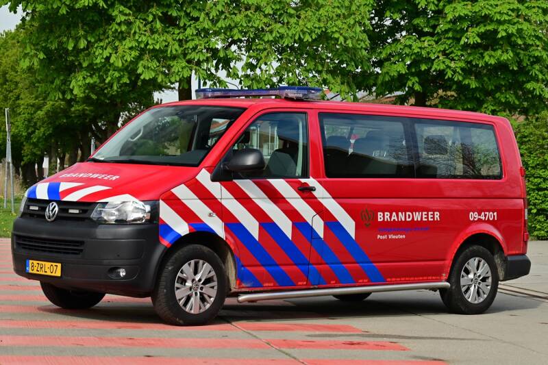 Kenteken: 8-ZRL-07 Roepnummer: 407 > 09-4701 Type voertuig: DB Merk &amp; Type: Volkswagen Transporter T5-Kombi 2,0TDi Opbouw: Bouwjaar: 2015 In dienst: 2015 Uit dienst: