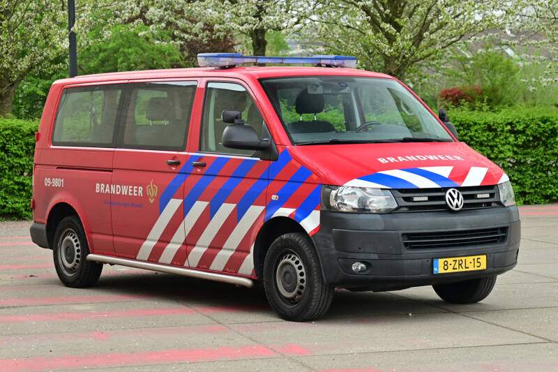 Kenteken: 8-ZRL-15 Roepnummer: 09-9801 Type voertuig: DB Merk &amp; Type: Volkswagen Transporter T5-Kombi 2,0D Opbouw: Bouwjaar: 2015 In dienst: 2020 Uit dienst: Standplaats: Utrecht - Leidsche Rijn. Dubbele bediening tbv rijopleiding. Afkomstig van Zeist.
