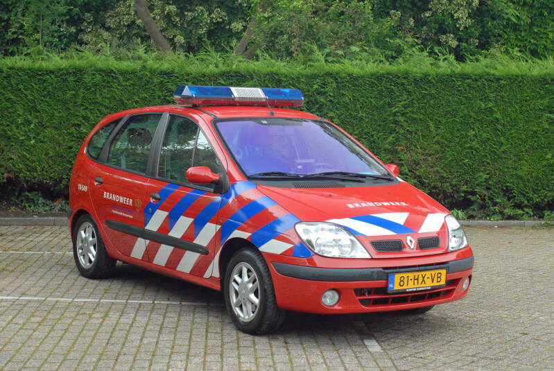 Kenteken: 81-HX-VB Roepnummer: 949 > 18-549 Type voertuig: DA-OVD Merk &amp; Type: Renault Mégane Scénic 1,6 Opbouw: Bouwjaar: 2002 In dienst: 2002 Uit dienst: 2009 Standplaats: Neder-Hardinxveld Opmerkingen: Tbv. IOvD Alblasserwaard-Vijfheerenlanden 