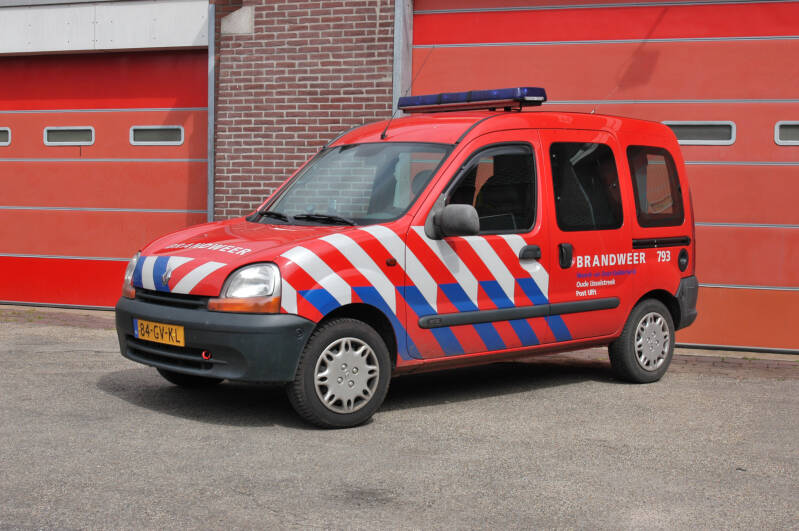Kenteken: 84-GV-KL Roepnummer: 793 Type voertuig: DA-CD (>DA-TD) Merk &amp; Type: Renault Kangoo 1,9D Opbouw: Bouwjaar: 2001 In dienst: 2001 Uit dienst: 2014. Opmerkingen: Voertuig mee verhuisd naar Gendringen, sinds 2009 tbv TD, geen uitrukvoertuig meer.