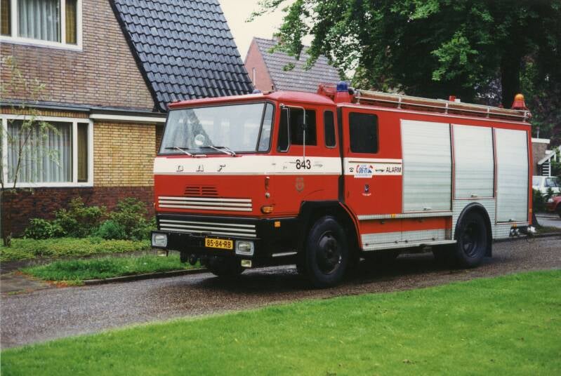 Kenteken: 85-84-RB Roepnummer: 833 > 843 Type voertuig: TS6 LD2400 HD250 T2500 Merk &amp; Type: DAF FF1600DT360 Opbouw: van Bergen Bouwjaar: 1976 In dienst: 1976 Uit dienst: 1993.Verkocht aan bedrijfsbrandweer Smurfit-Lona te Loenen [Apeldoorn] 