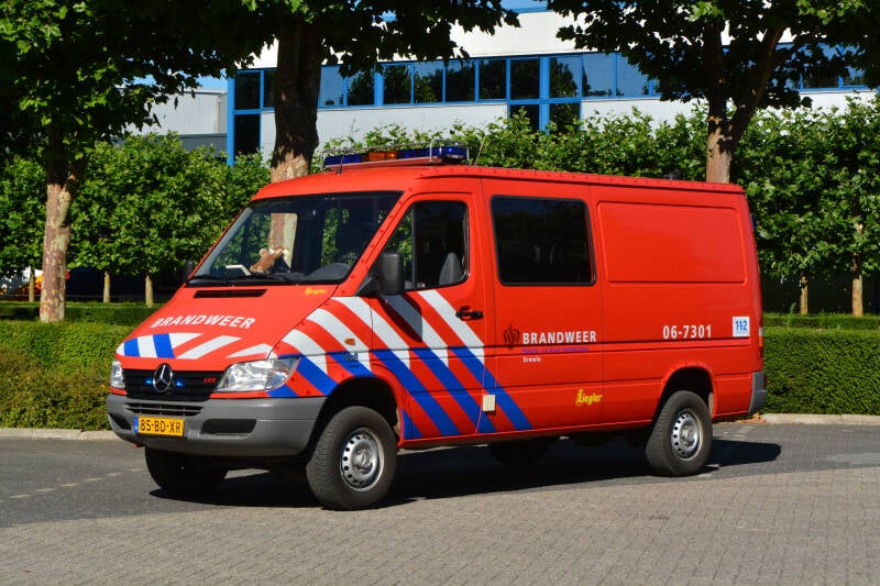 Kenteken: 85-BD-XR Roepnummer: 295 > 06-7301 > 06-1201 Type voertuig: PM7 Merk &amp; Type: Mercedes Benz 311CDi35(4x4)[Sprinter] Opbouw: Ziegler Brandweertechniek Bouwjaar: 2002 In dienst: 2002 Uit dienst: