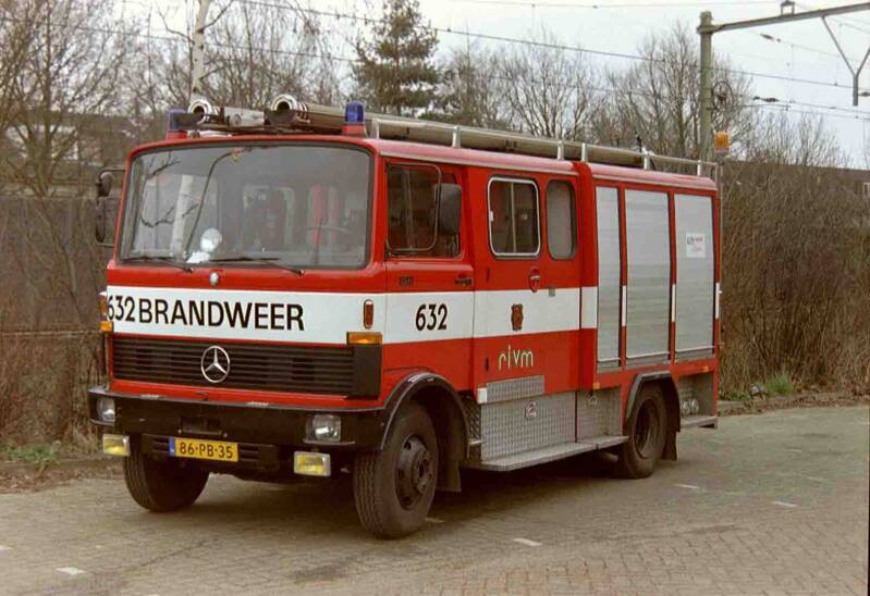 Kenteken: 86-PB-35 Roepnummer: 632 Type voertuig: TS6 LD2500 HD400 T1500 Merk &amp; Type: Mercedes Benz LP913-32 Opbouw: Bikkers-Metz Bouwjaar: 1979 In dienst: 1979 Uit dienst: 2005 Standplaats: Bilthoven.Geëxporteerd naar: Argentinië 