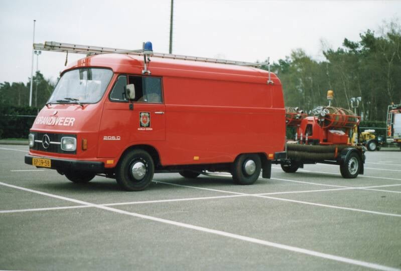 Kenteken: 87-39-SB Roepnummer: Type voertuig: PM6 Merk &amp; Type: Mercedes Benz L206D24-Bestel Opbouw: Bouwjaar: 1977 In dienst: 1977 Uit dienst: 19.. Standplaats: Dieren