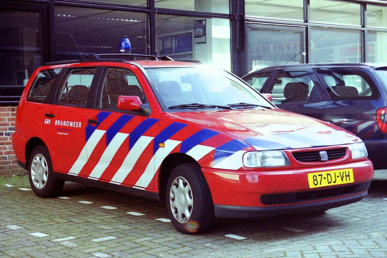 Kenteken 87-DJ-VH Roepnummer 689.  Type voertuig:Seat Cordoba-vario 1.4 