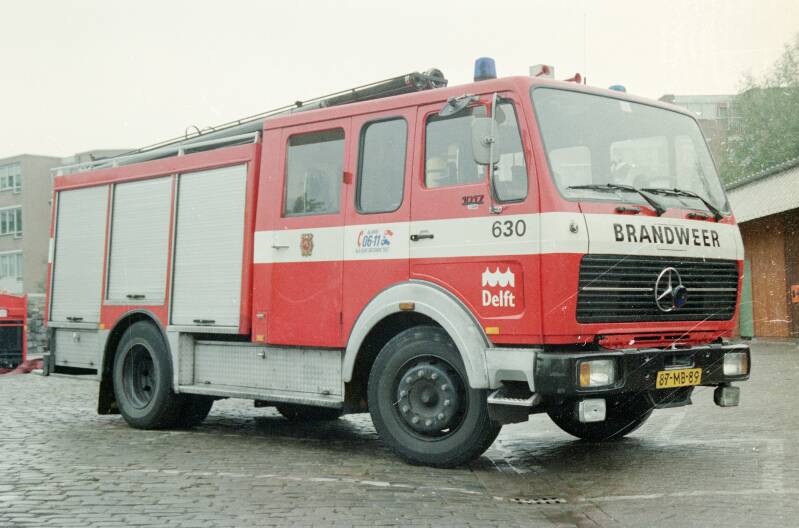 Kenteken: 87-MB-89 Roepnummer: AS11 > 705 > 630 Type voertuig: TS9 LD2800 HD285 T1600 Merk &amp; Type: Mercedes Benz 1017F36 Opbouw: den Hartog-Ziegler Bouwjaar: 1979 In dienst: 1979 Uit dienst: 2000.Geëxporteerd naar: Argentinië 