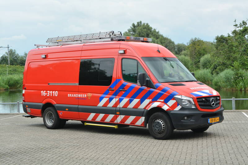 Kenteken: 88-BFJ-4 Roepnummer: 16-3110 Type voertuig: WO Merk &amp; Type: Mercedes Benz 516CDi[Sprinter] Opbouw: Visser Bouwjaar: 2014 In dienst: 2014 Uit dienst: