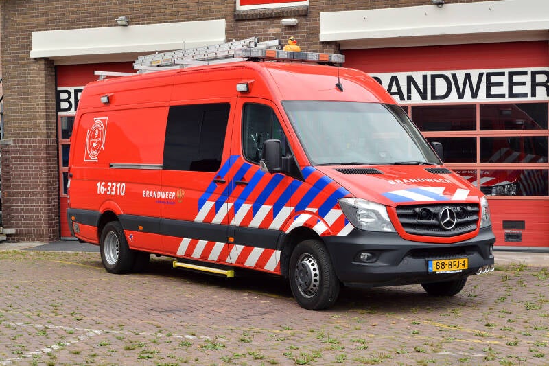 Kenteken: 88-BFJ-4 Roepnummer: 16-3310 Type voertuig: WO Merk &amp; Type: Mercedes Benz 516CDi43[Sprinter] Opbouw: Visser Bouwjaar: 2014 In dienst: 2020 Uit dienst: