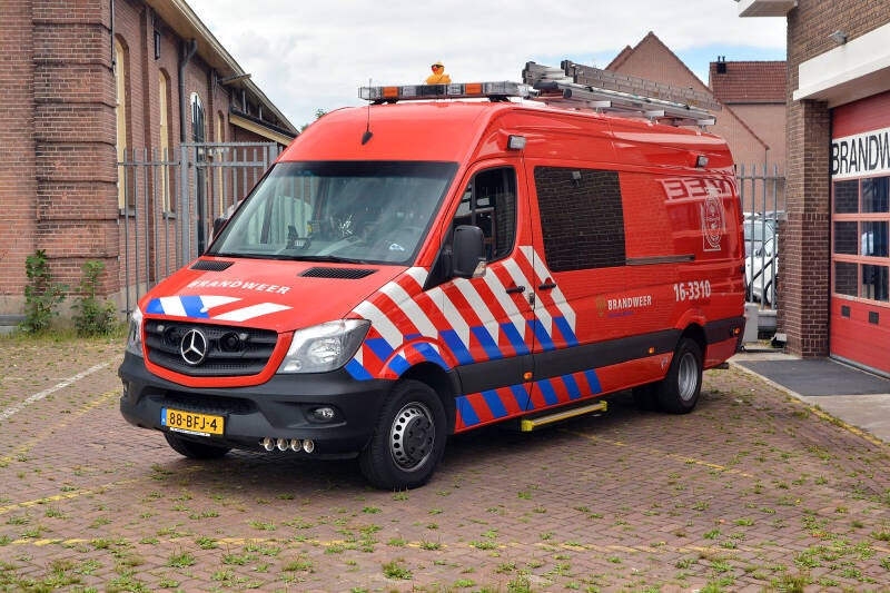Kenteken: 88-BFJ-4 Roepnummer: 16-3310 Type voertuig: WO Merk &amp; Type: Mercedes Benz 516CDi43[Sprinter] Opbouw: Visser Bouwjaar: 2014 In dienst: 2020 Uit dienst: