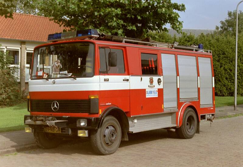 Kenteken: 89-NB-39 Roepnummer: 609 Type voertuig: TS9 LD3000 HD250 T1500 Merk &amp; Type: Mercedes Benz LP913-32 Opbouw: Doeschot-Rosenbauer Bouwjaar: 1979 In dienst: 1979 Uit dienst: 2000 Standplaats: Marssum. Geëxporteerd naar: Rusland (Kaliningrad) 