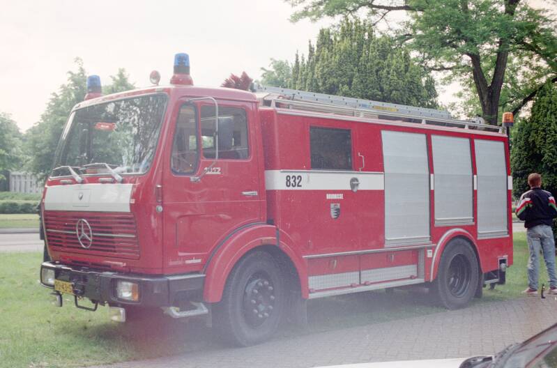 Kenteken: 90-43-SB Roepnummer: 832 > 4872 Type voertuig: TS10 LD2200 HD200 T2400 Merk &amp; Type: Mercedes Benz 1017F36 Opbouw: Doeschot-Rosenbauer Bouwjaar: 1977 In dienst: 1977 Uit dienst: 2002