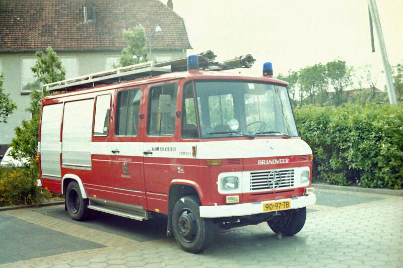 Kenteken: 90-97-TB Type voertuig: TS6 LD2000 HD230 T800 Merk &amp; Type: Mercedes Benz LF608D35 Opbouw: den Hartog-Ziegler Bouwjaar: 1977 In dienst: 1977 Uit dienst: 1989. Opmerkingen: Verkocht aan bedrijfsbrandweer Purac BioChem[CCA]-Gorinchem.