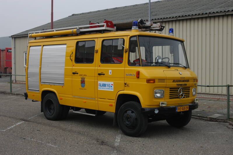 Kenteken: 90-AB-09 Roepnummer: 608 > 5633 > 5636 Type voertuig: TS8 LD2000 HD230 T800 Merk &amp; Type: Mercedes Benz LF608D29 Opbouw: den Hartog-Ziegler Bouwjaar: 1978 In dienst: 1978 Uit dienst: 2000.Opmerkingen: Sinds 2000 tbv de jeugdbrandweer Terneuzen.  