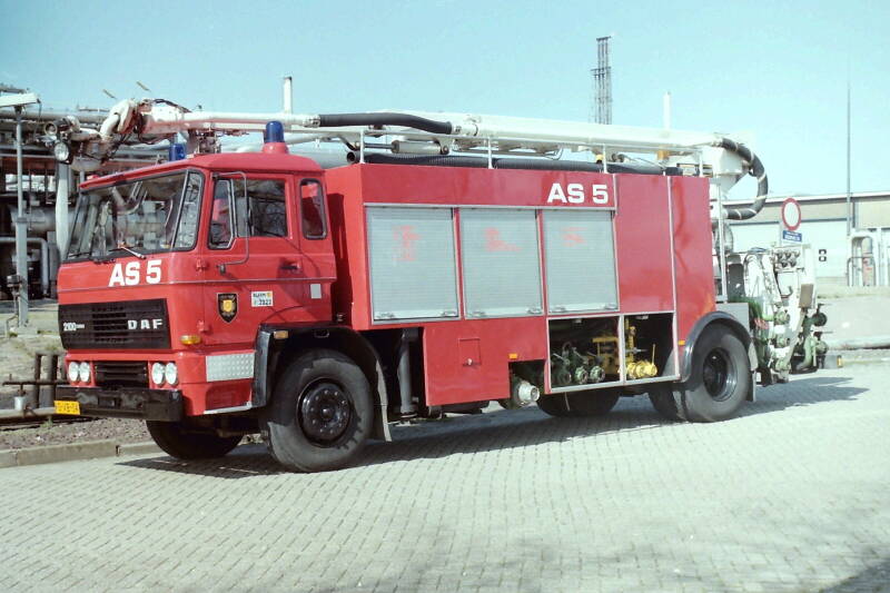 Kenteken: 90-VB-04 Roepnummer: BW-05 Type voertuig: AS2 LD4500 T-/3000 Merk &amp; Type: DAF FA2105DHR505 Opbouw: Kronenburg-Custers Bouwjaar: 1980 In dienst: 1980 Uit dienst: 2005 Standplaats: Pernis