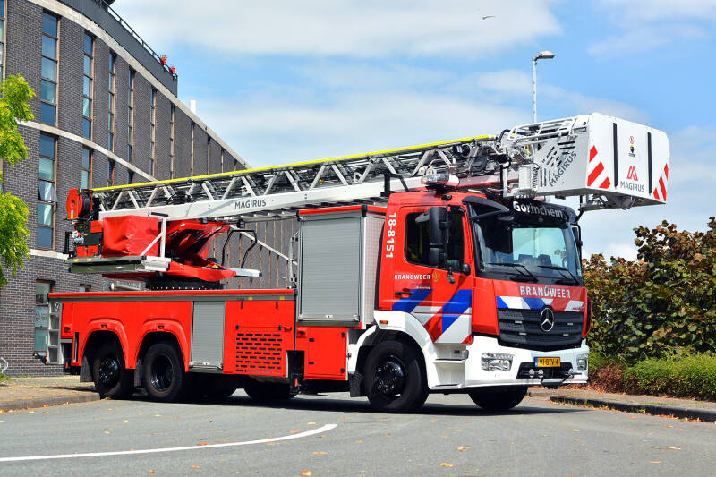 Kenteken: 91-BTV-4 Roepnummer: 18-8151 Type voertuig: AL-K30 Merk &amp; Type: Mercedes Benz 1630F55(6x2)[Atego] Opbouw: Hilton-Magirus Bouwjaar: 2023 In dienst: 2023 Uit dienst: