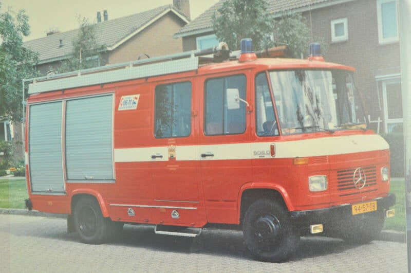 Kenteken: 94-57-TB Roepnummer: 645 > 667 Type voertuig: TS8 LD1500 HD140 T800/100 Merk &amp; Type: Mercedes Benz LF608D35 Opbouw: van Bergen Bouwjaar: 1978 In dienst: 1978 Uit dienst: 1998