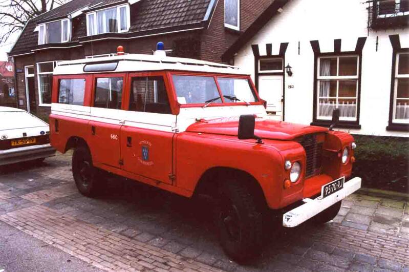 Kenteken: 95-70-RJ Roepnummer: 660 Type voertuig: PM6 Merk &amp; Type: Landrover 109 stationwagen Opbouw: Bouwjaar: 1971 In dienst: 1971 Uit dienst: 2006